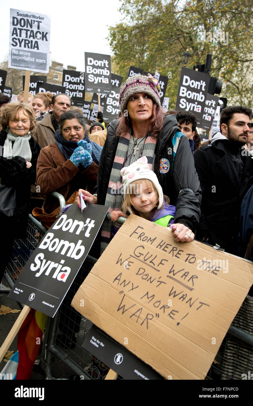 Protesta .un genitore e bambino tenere una casa fatta segno di cartone dicendo "da qui alla guerra del Golfo , noi non vogliamo più "guerra". Foto Stock