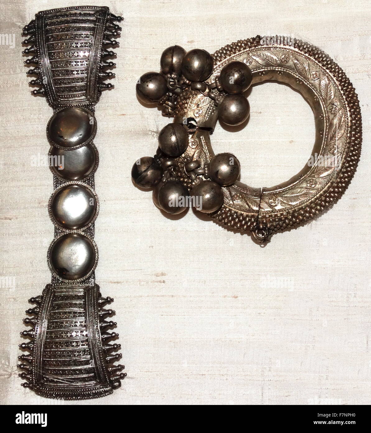 Xix secolo bracciale argento e anklet dall India. Datata 1840 Foto Stock