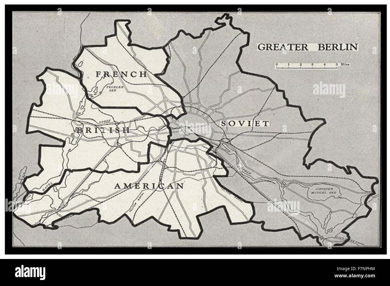 Blocco di Berlino Mappa 1948. egli blocco di Berlino (1 aprile 1948 - 12 Maggio 1949) è stata una delle prime grandi crisi internazionali della guerra fredda. Durante l'occupazione multinazionale del post-la seconda guerra mondiale la Germania, l'Unione Sovietica bloccato alleati occidentali' ferroviarie, stradali, e canal accesso a settori di Berlino sotto il controllo occidentale. Foto Stock