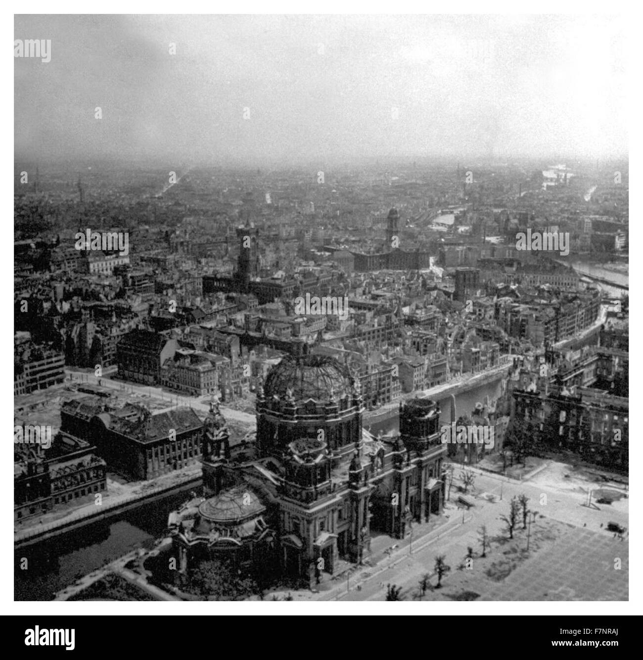 Fotografia della vasta distruzione su larga scala di edifici a Berlino durante le ultime settimane della Seconda Guerra Mondiale. Datata 1945 Foto Stock