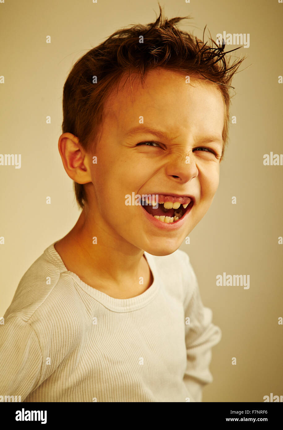 Ragazzo con due denti lacune sembra pericoloso - Bub mit zwei Zahnlücken schaut gefährlich Foto Stock