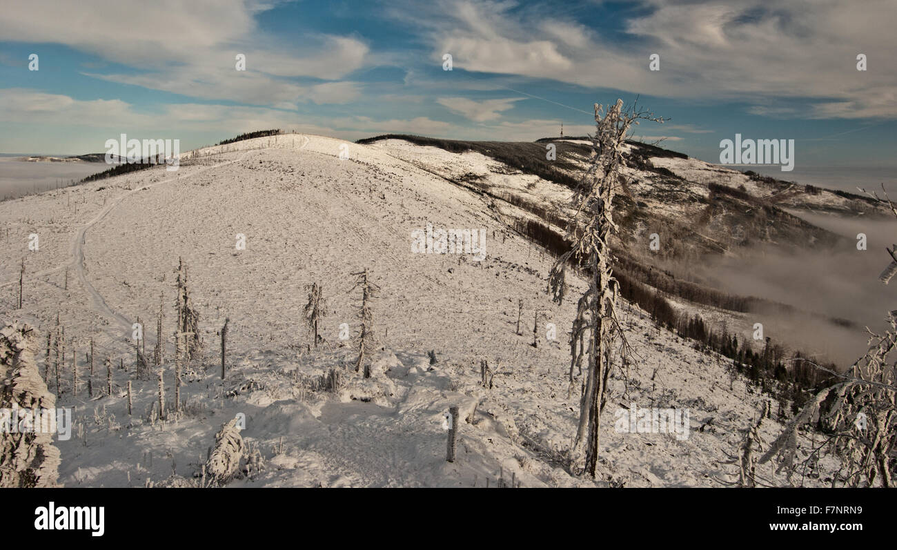 Kopa Skrzyczenska, maschio e Skrzyczne Skrzyczne collina dalla Malinowska Skala hill in inverno Beskid Slaski mountains Foto Stock