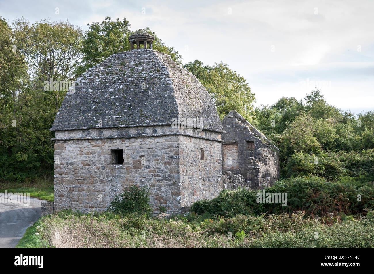 Vecchio dovecot a Penmon su Anglesey nel Galles del Nord. Foto Stock