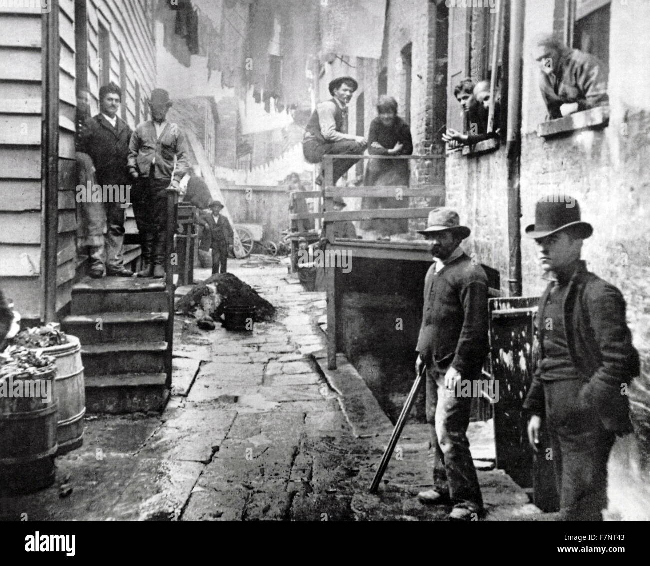 Fotografia di banditi' Roost da Jacob Riis (1849-1914) Danese American riformista sociale, 'muckraking' giornalista e documentario sociale fotografo. Datata 1890 Foto Stock