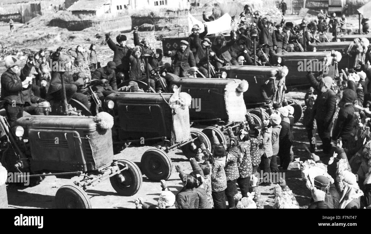 Fotografia dal "grande balzo in avanti l' campagna. Gli abitanti di un villaggio cinese da Chung Haing Hsiang nel Pai Chuan Provincia benvenuti l'arrivo dei trattori. Datata 1958 Foto Stock