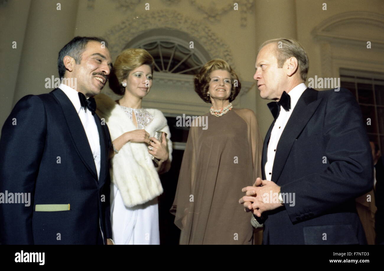 Fotografia del Presidente Gerald Ford, First Lady Betty Ford con la Regina Alia-al-Hussein e Re Hussein di Giordania. Datata 1976 Foto Stock