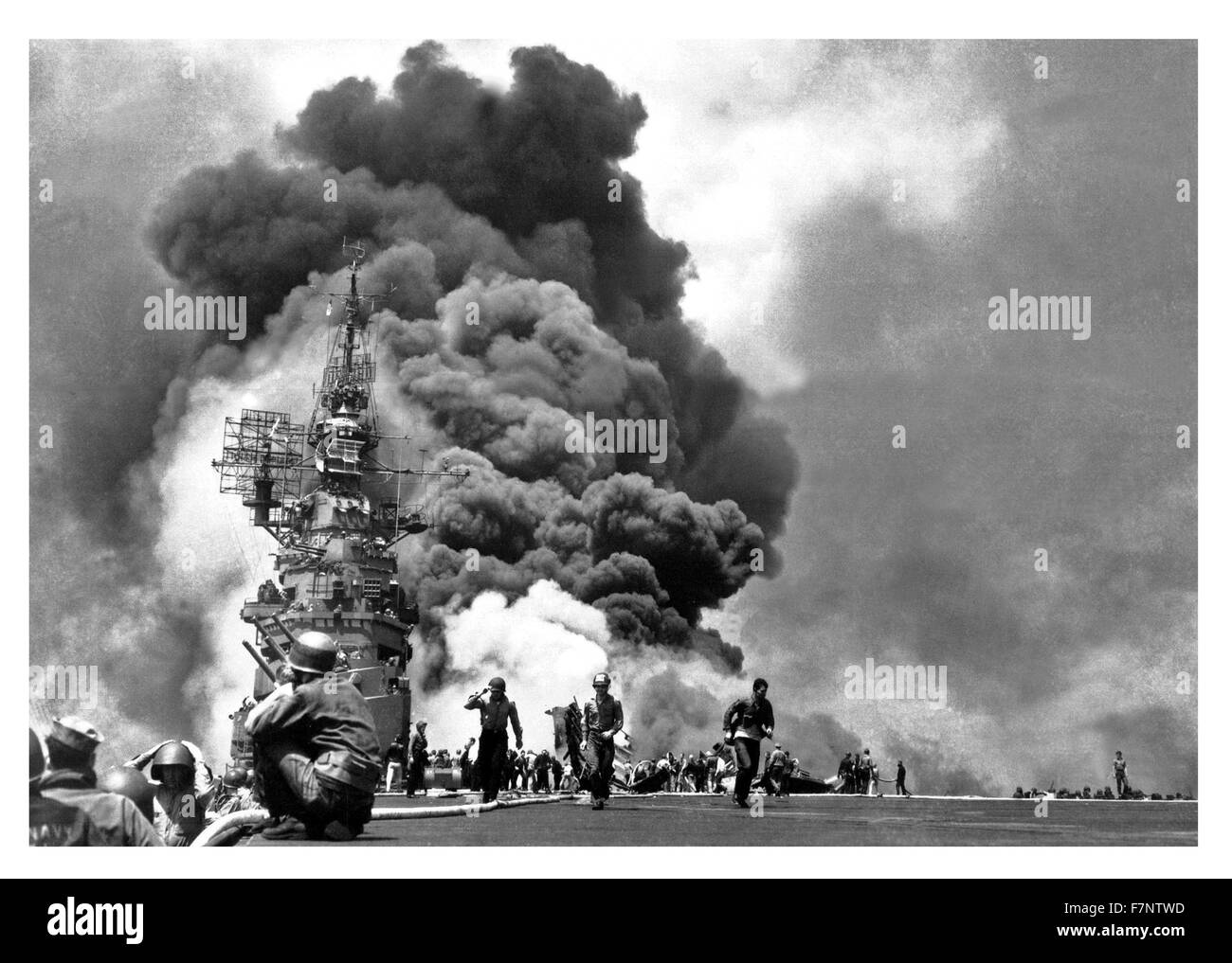 Fotografia di Bunker Hill colpita da due kamikaze in 30 secondi off Kyushu. Datata 1945 Foto Stock