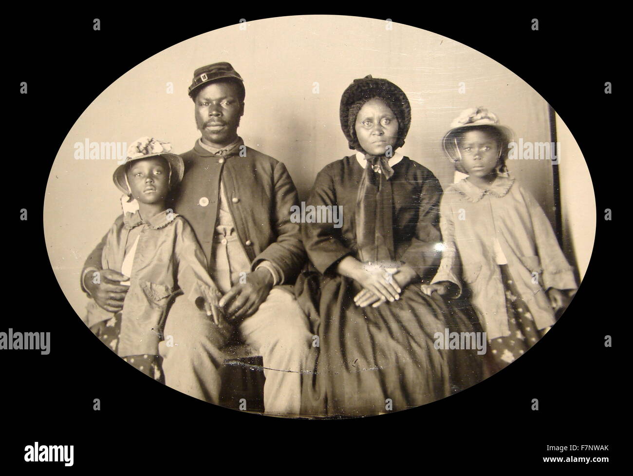 Fotografia di un americano africano, guerra civile europea soldato con la sua famiglia. c1863-65 Foto Stock