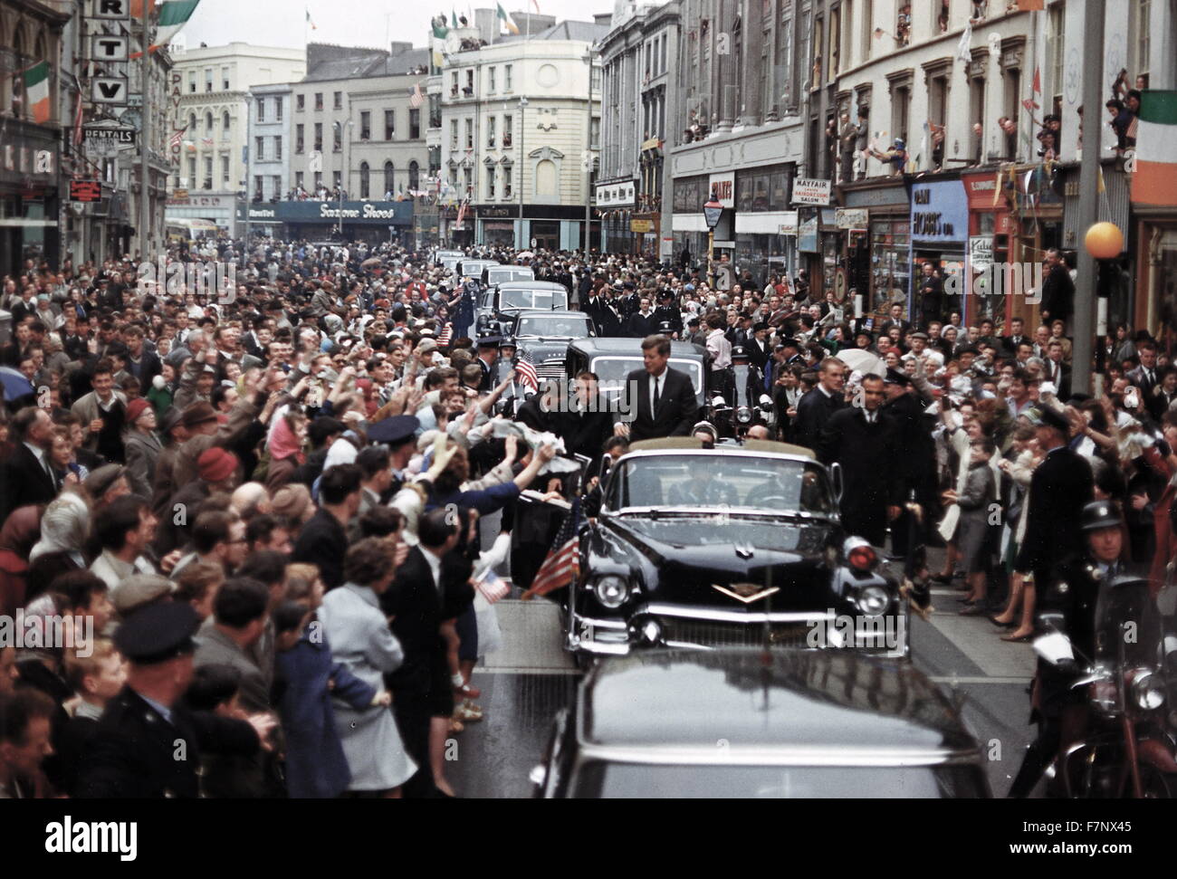 Il presidente americano John Kennedy; viaggio in Europa: per il giro della Papamobile a Dublino, Irlanda 1963 Foto Stock