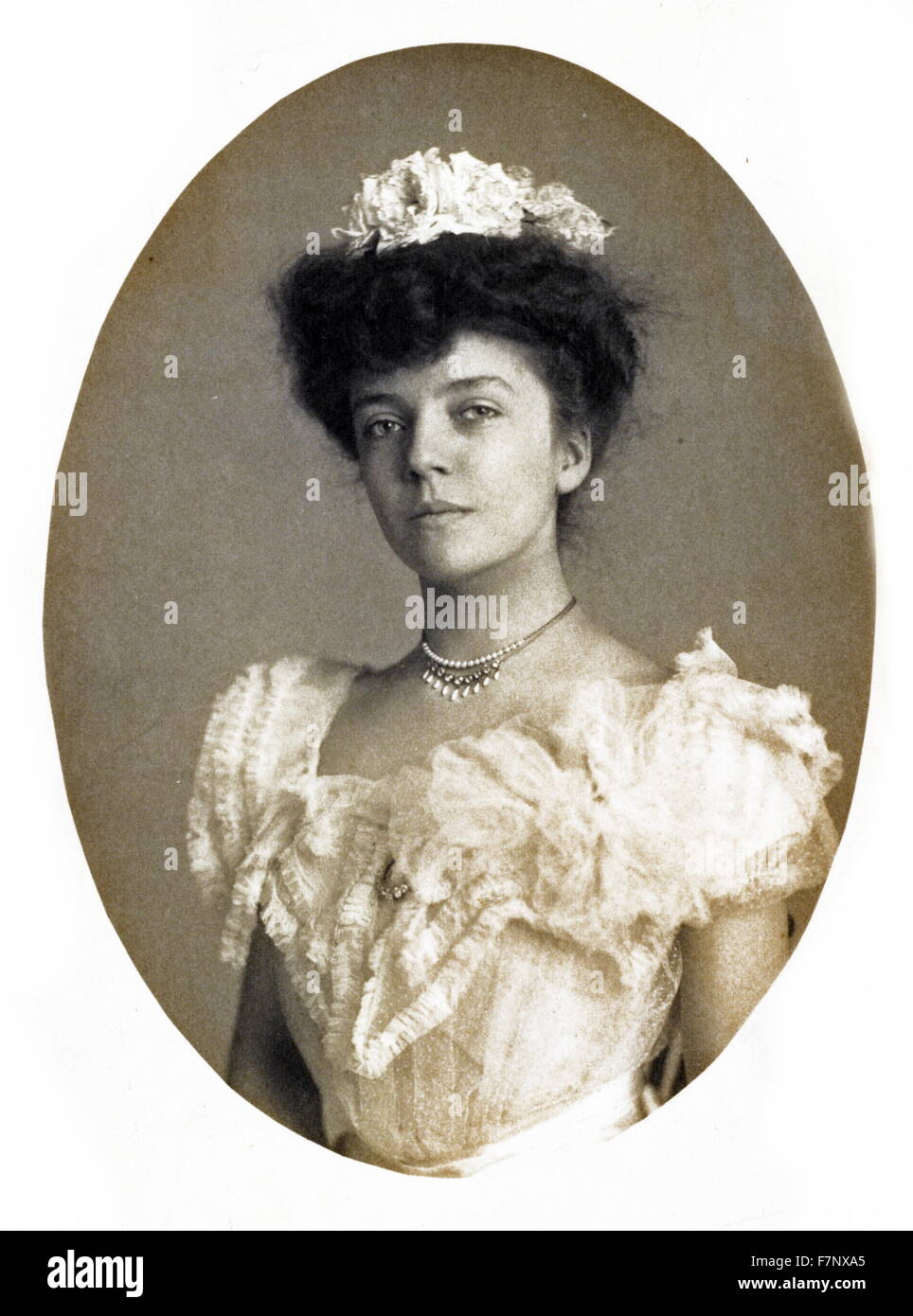 Ritratto di Miss Roosevelt. Fotografia che mostra il Alice Roosevelt Longworth, mezza lunghezza verticale, rivolto verso la parte anteriore. Foto Stock