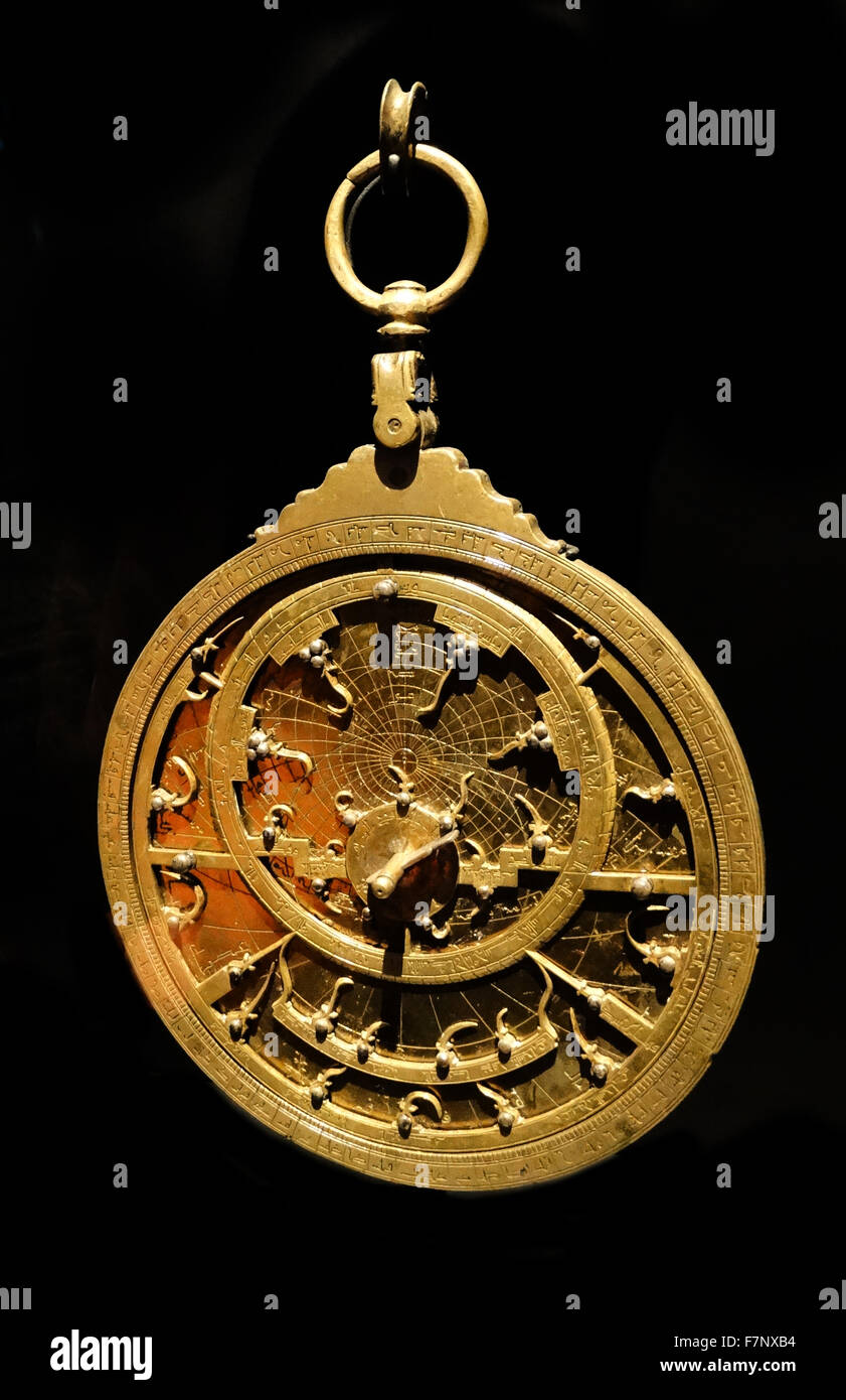 Astrolabio piano dalla Persia, un antico calcolatore astronomico per risolvere i problemi relativi al tempo e alla posizione del sole e delle stelle nel cielo. Datata xi secolo Foto Stock