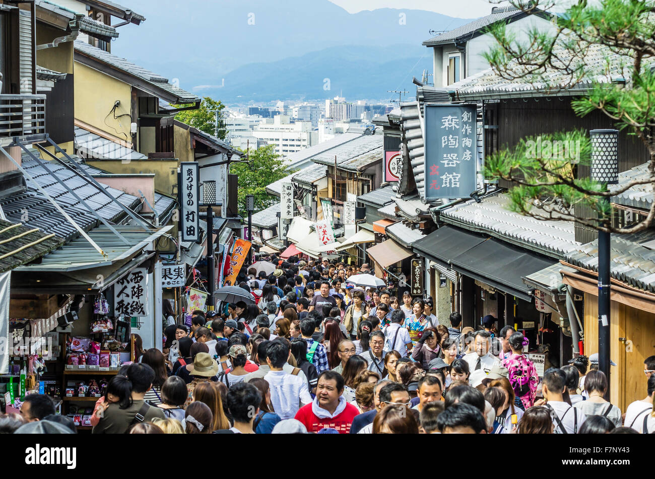 Giappone, Honshu, Kyoto, quartiere di Gion, persone in strada Foto Stock