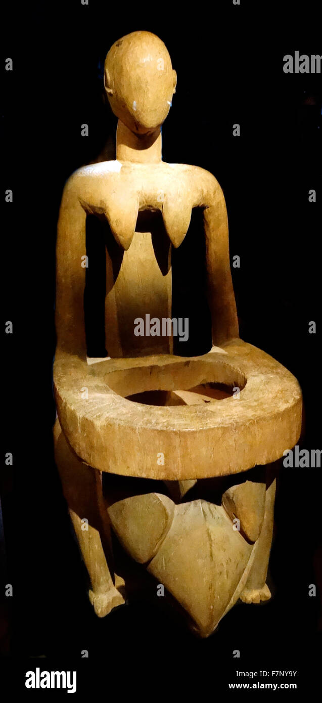 Legno e metallo scultore con caratteristiche femminili, dalla regione di Dschang, Camerun, Africa. Datata 1910 Foto Stock
