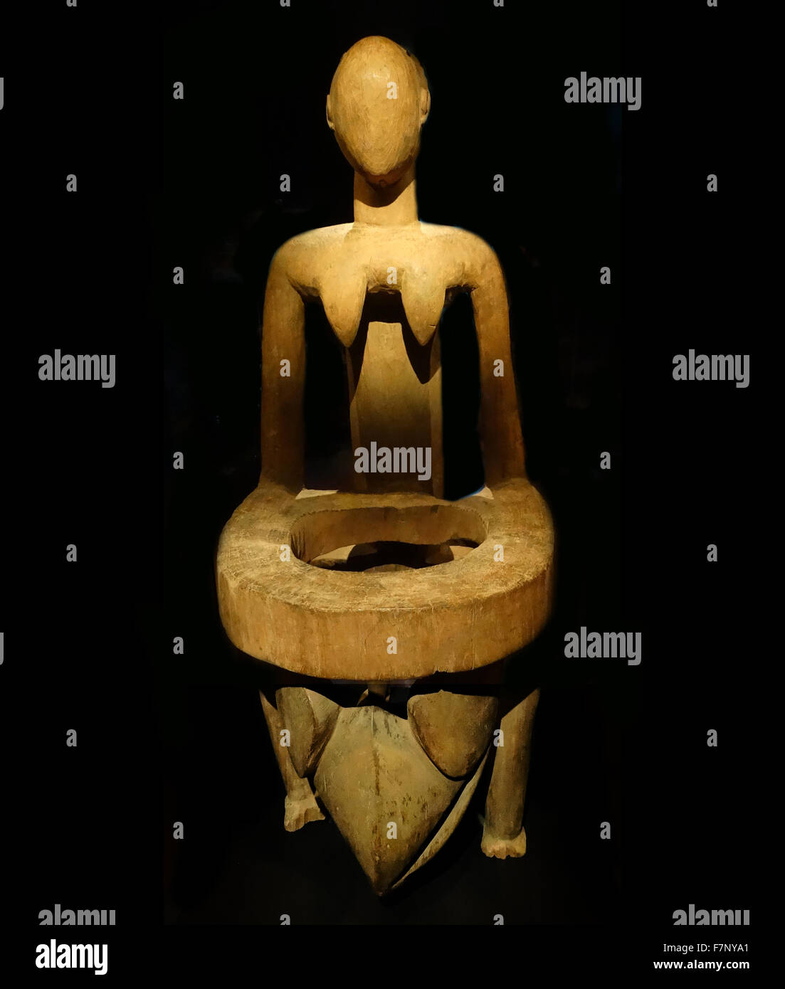 Legno e metallo scultore con caratteristiche femminili, dalla regione di Dschang, Camerun, Africa. Datata 1910 Foto Stock