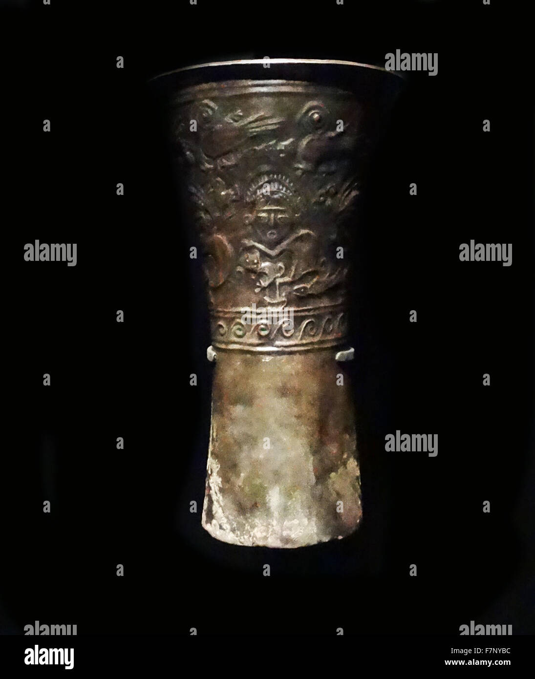 Tazza decorata con un fregio di figure, dalla cultura Mochica, Early Chimu, Pre-Chimu o Proto-Chimu, dalla costa nord del Perù. Datata VIII SECOLO Foto Stock