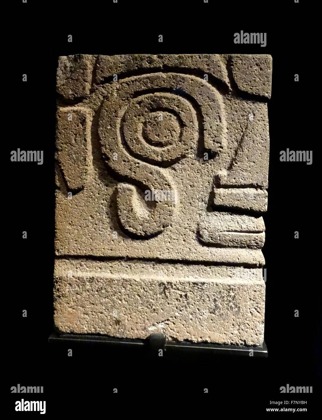 Blocco di pietra con decorazioni antropomorfe, dalla cultura Mochica, Early Chimu, Pre-Chimu o Proto-Chimu, dalla costa nord del Perù. Datata VIII SECOLO Foto Stock