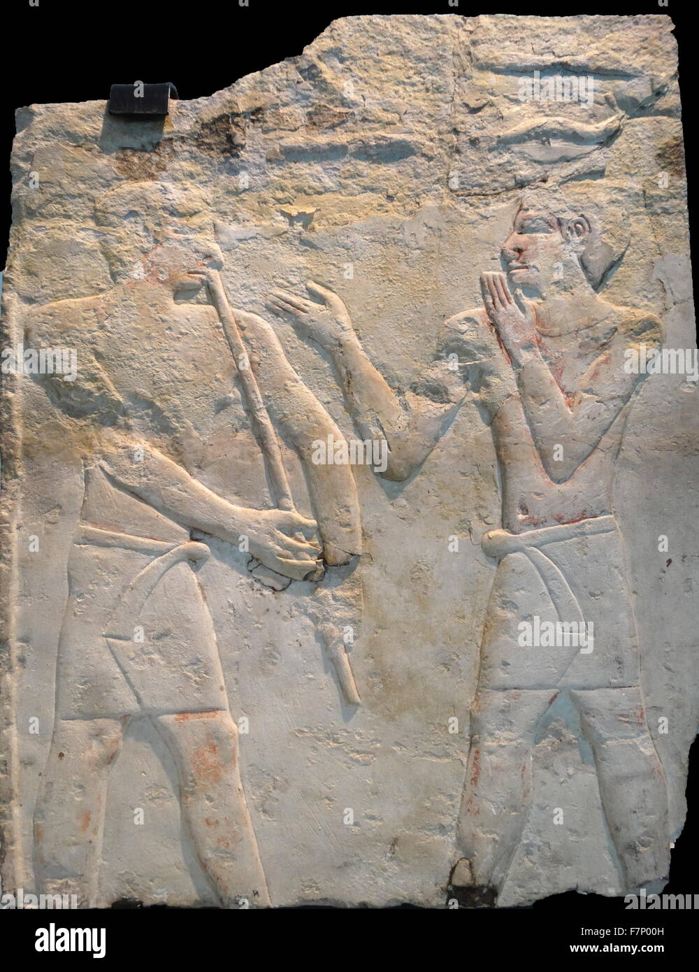 Parete di rilievo con una scena musicale. 5a-6a dinastie (2465-2150 a.C.). Egiziano. Un musicista suona un lungo flauto, mentre un chironomist indicare o direttamente a lui movimenti melodica con le mani. Foto Stock