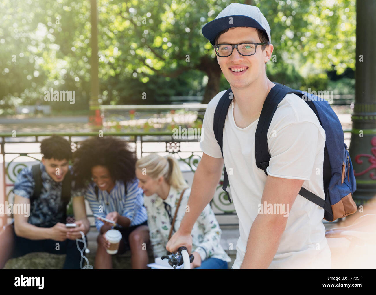 Ritratto uomo sorridente con occhiali in posizione di parcheggio Foto Stock
