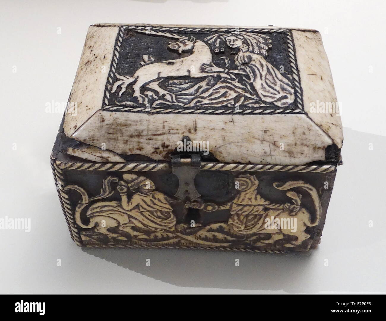 Xv secolo Scatola decorata con una donna e unicorn. In osso e metallo. Foto Stock Xv secolo Scatola decorata con una donna e unicorn. In osso e metallo. Foto Stock