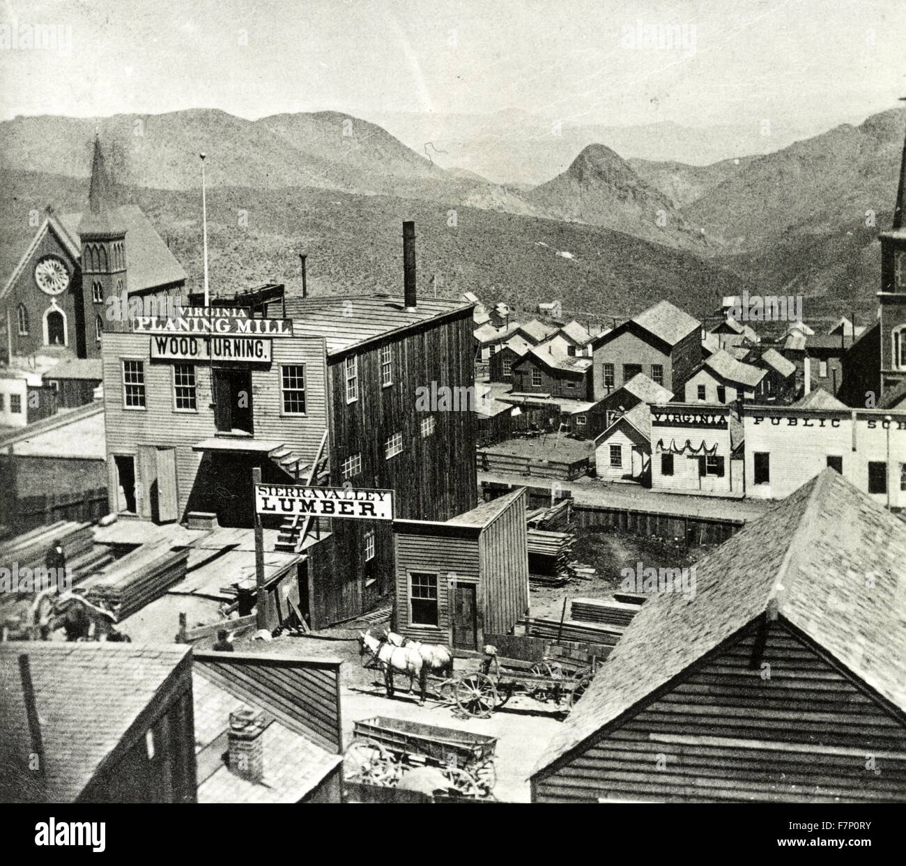 Sei miglia dal Canyon c Street, Virginia City. Pubblicato 1866: fotografia mostra panoramica di chiesa, negozio di legname, pianificazione mill, scuola e case in Virginia City, Nevada. Foto Stock
