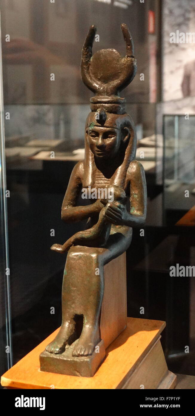 Argento la figura della dea egiziana Iside holding Arpocrate 715-332 A.C. Foto Stock