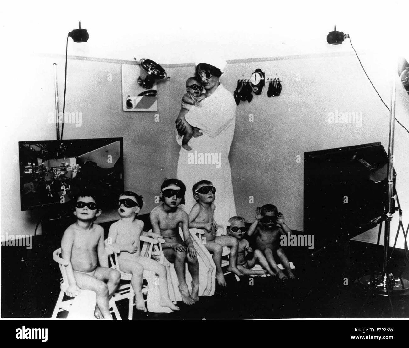 Un nazista infermiera con "Tedesco super race" i bambini, quali scienziati nazista ha cercato di schiarire i capelli e gli occhi per un più aspetto Ariana Foto Stock