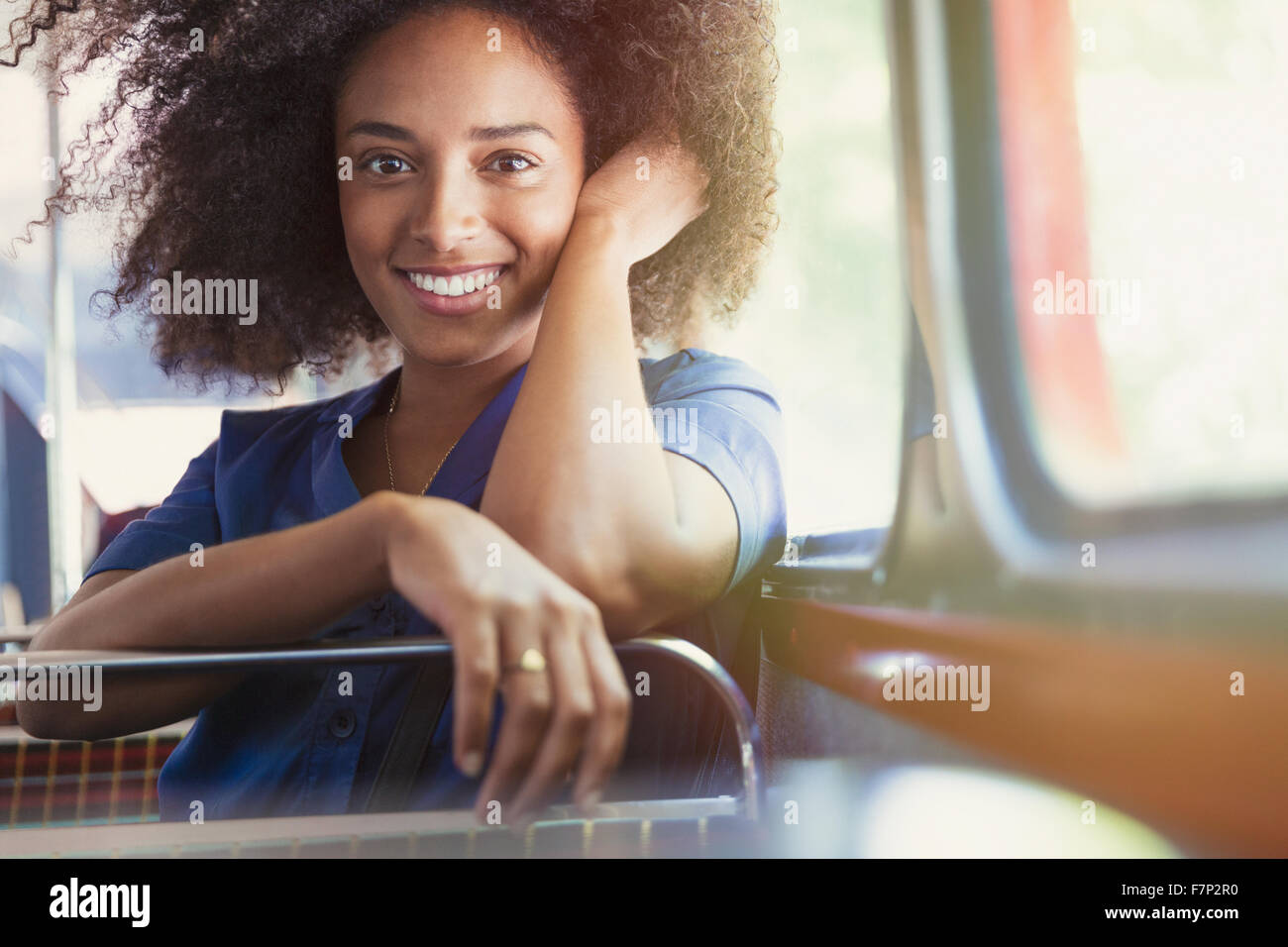 Ritratto di donna sorridente bus di equitazione Foto Stock