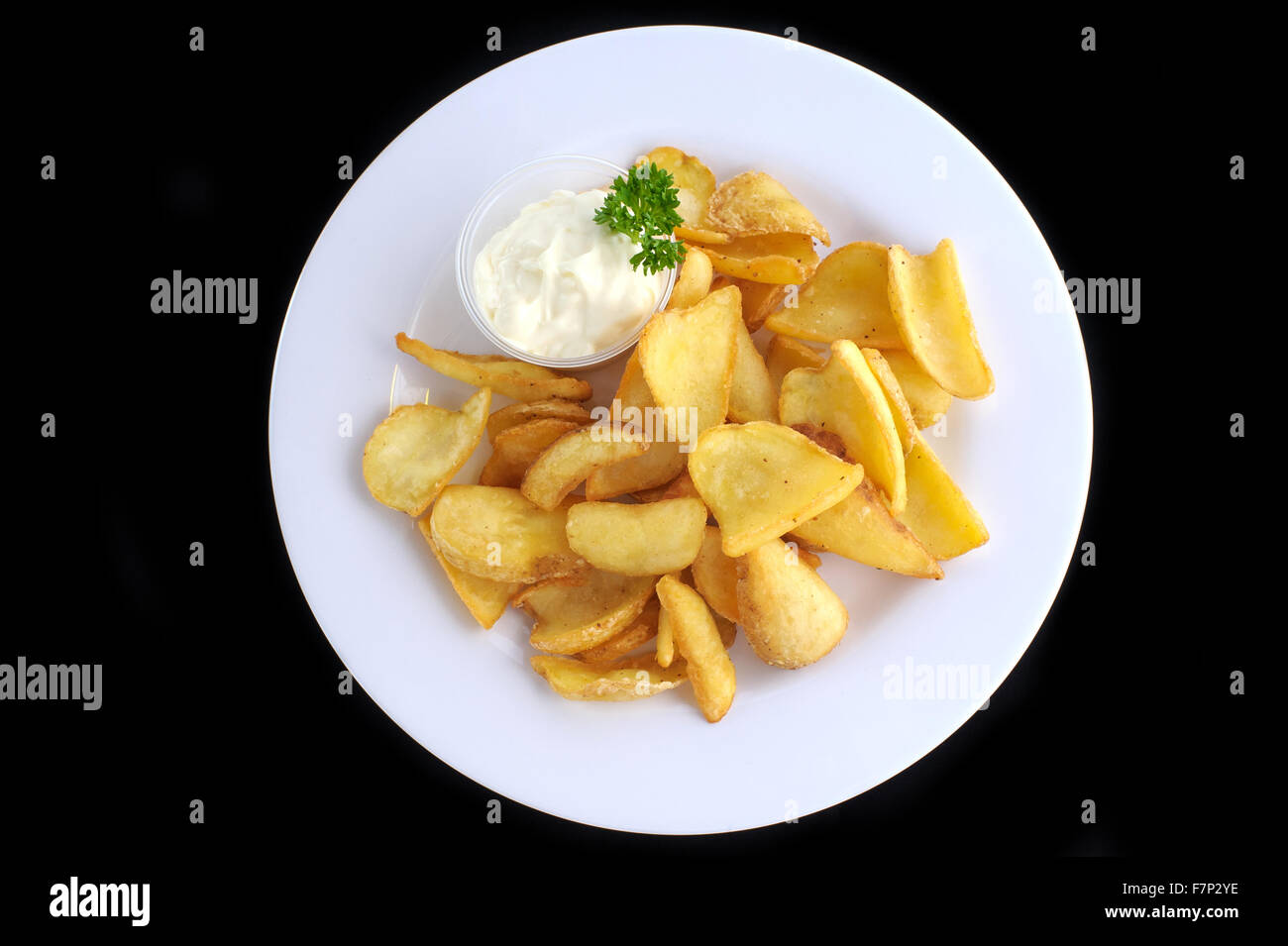 Frittelle di patate con salsa al formaggio in piastra bianca Foto Stock