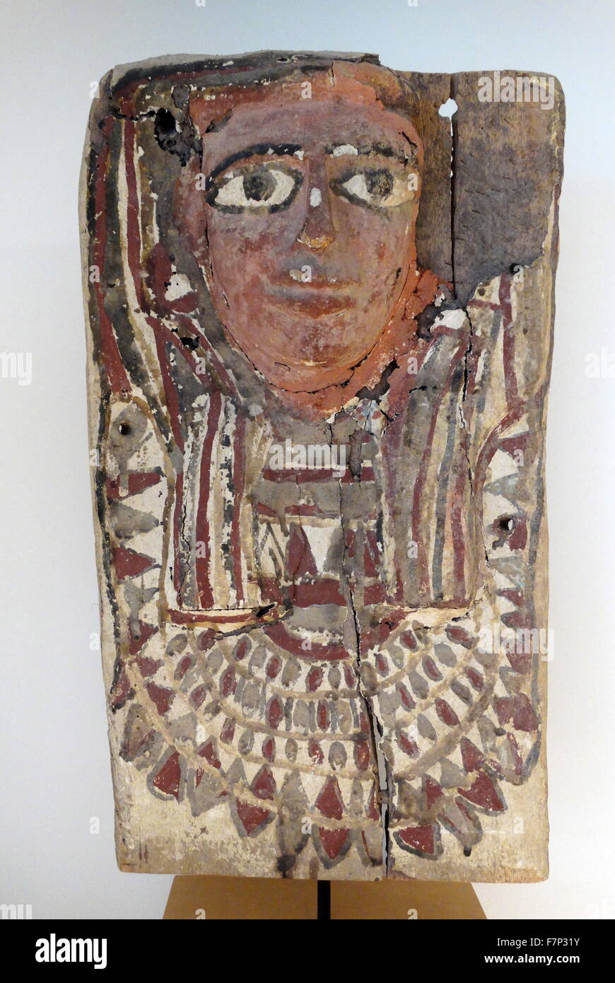 La parte superiore di un antico sarcofago egiziano coperchio. Legno. Periodo tolemaico (?04-?0 BC). Foto Stock