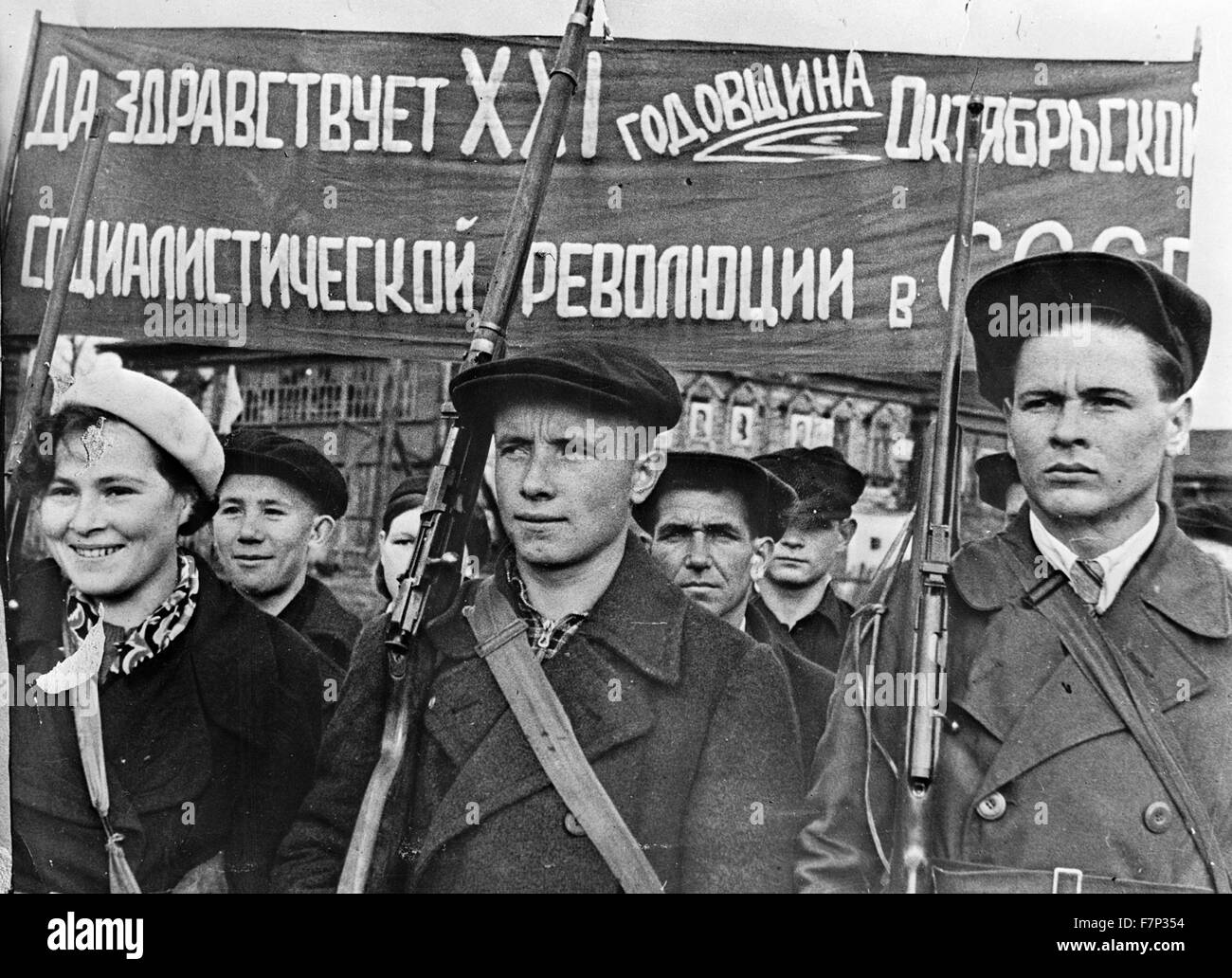 Fotografia di lavoratori in fabbrica la perforazione con armi da fuoco nel loro tempo libero in URSS. Datata 1940 Foto Stock