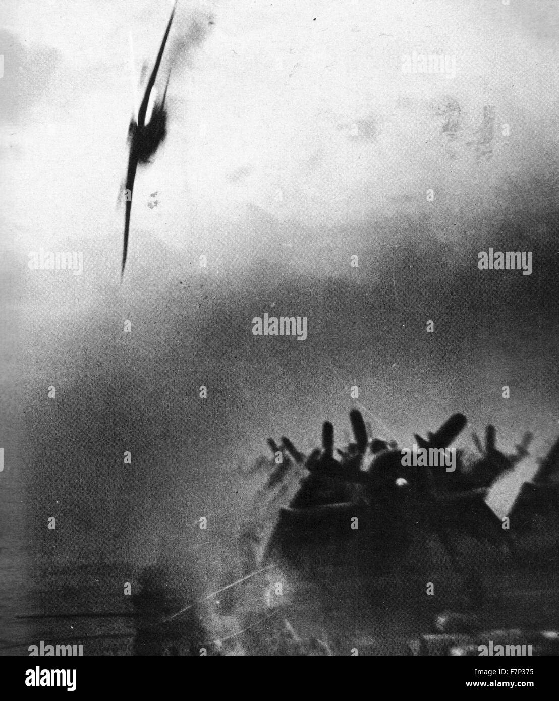Fotografia di aereo USA di essere colpito da due kamikaze. Datata 1945 Foto Stock