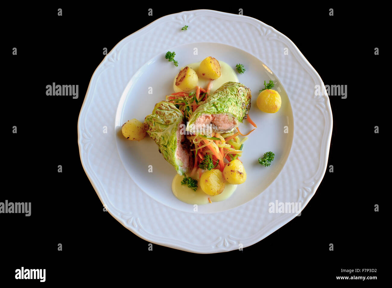 Fritti di filetto di salmone con Savoia i cavoli cappucci e verzotti, patate, verdure in salsa di vino bianco Foto Stock
