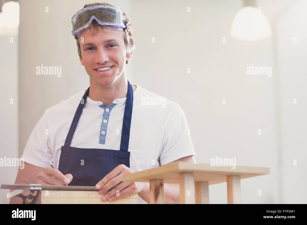 Ritratto sorridente falegname in officina Foto Stock