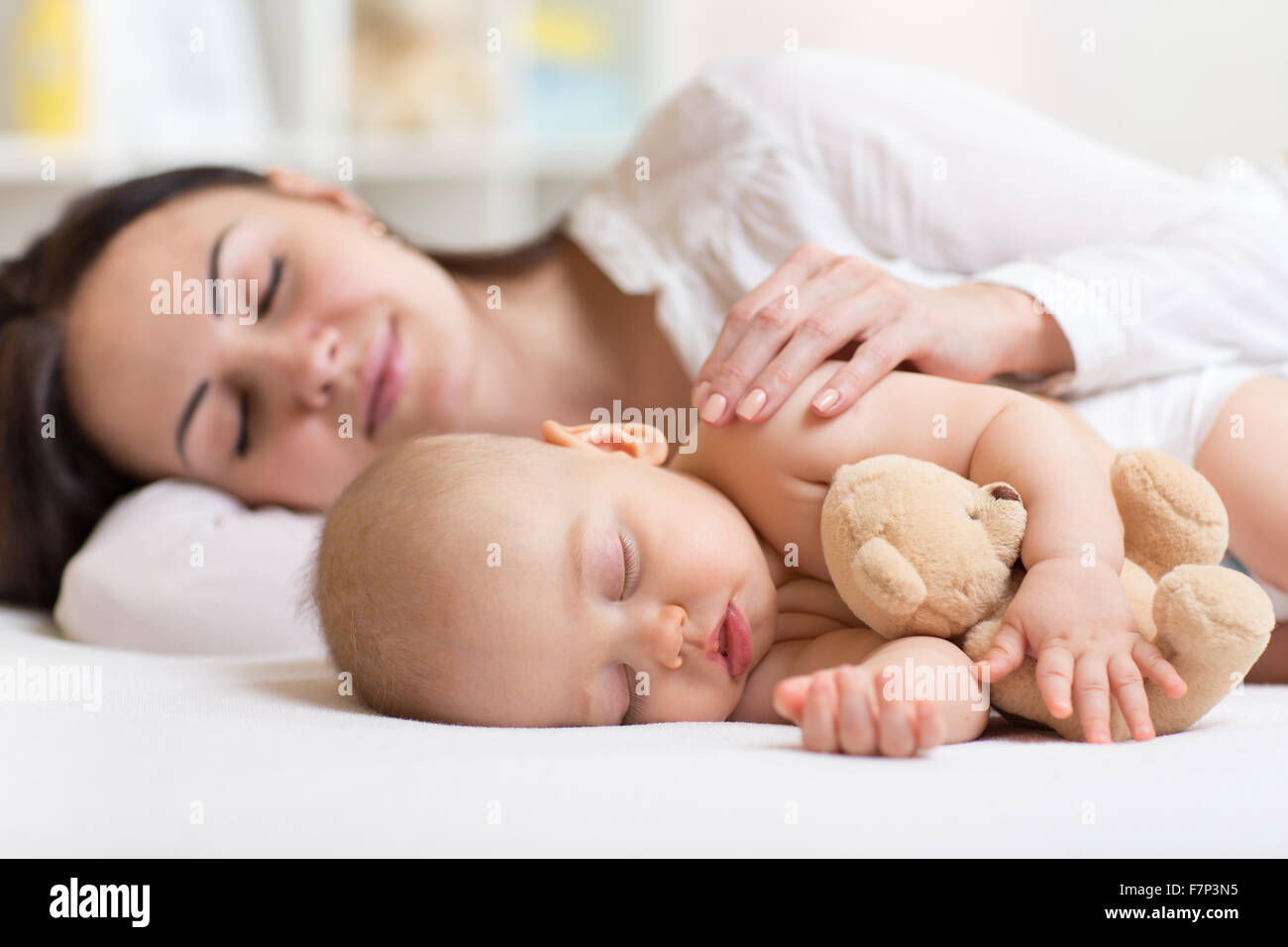 La madre e il bambino dorme insieme in una camera da letto Foto Stock