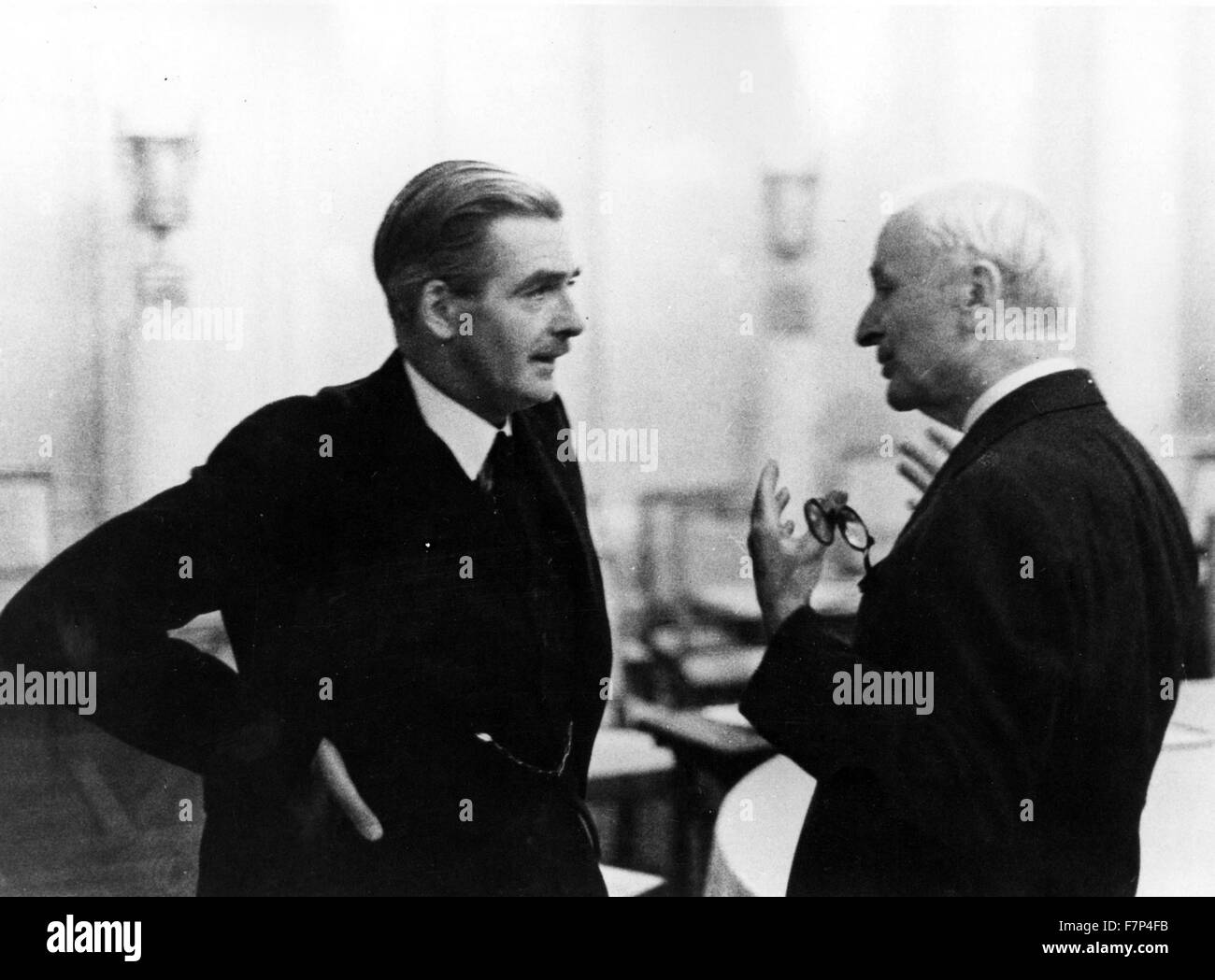 Fotografia del Ministro degli esteri britannico Anthony Eden (1897-1977) e il Segretario di Stato americano Cordell Hull (1871-1955) nella conversazione. Datata 1943 Foto Stock