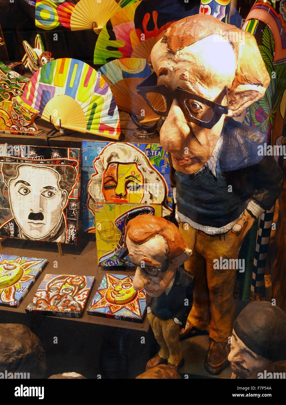 Memorabilia di film di Charlie Chaplin, Marylin Monroe e un Woody Allen, statuetta, Barcelona, Spagna 2015 Foto Stock