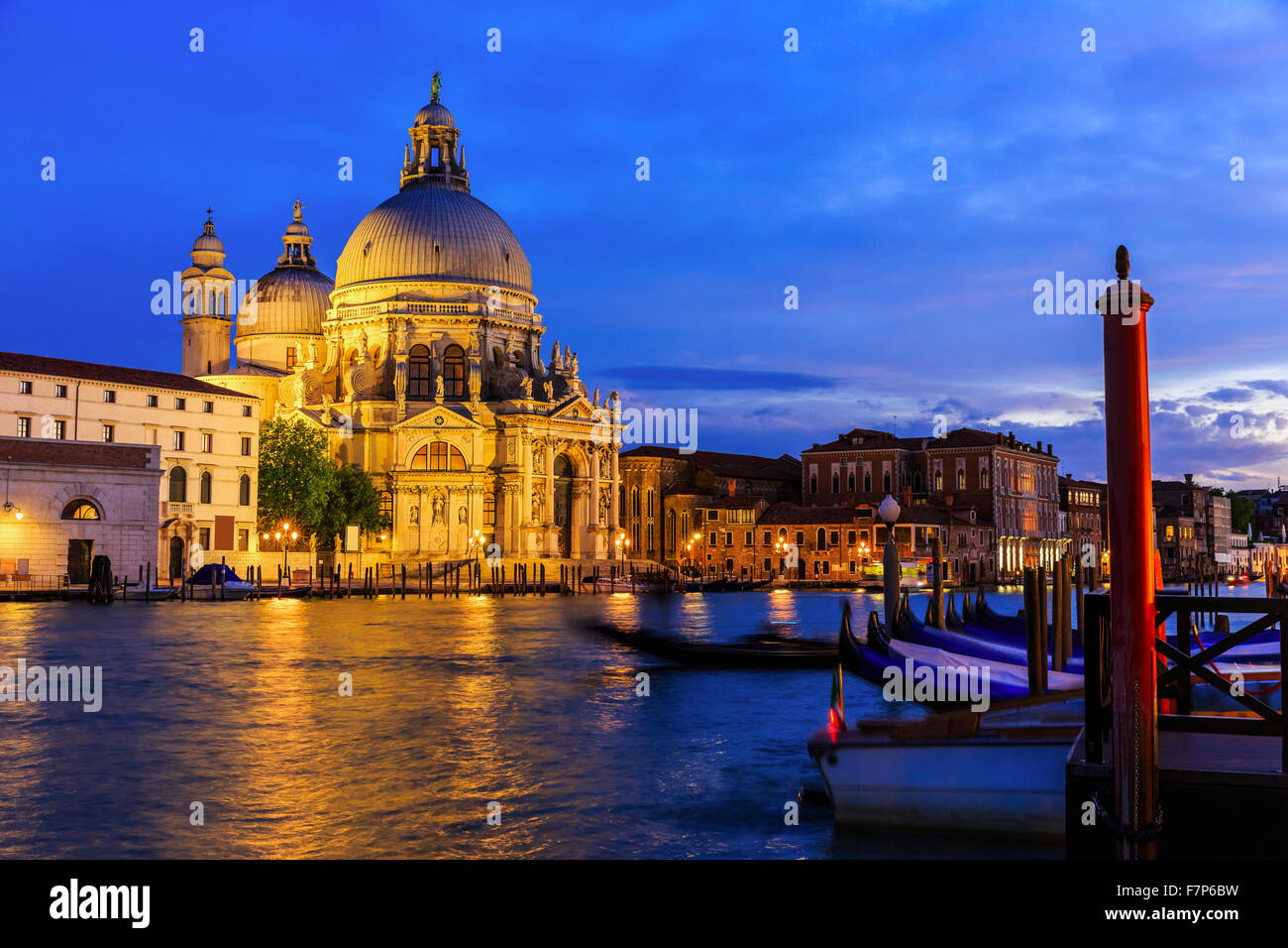 Venezia, Italia. Canal Grande e la Basilica di Santa Maria della Salute. Foto Stock