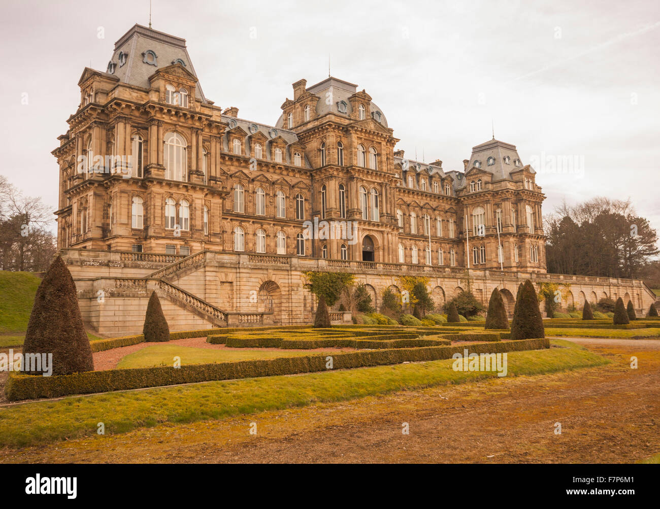 Vista esterna del Museo Bowes, Castello Barnard, Co.Durham, Inghilterra. Visitato da Dominic Cummings per testare la sua vista. Foto Stock