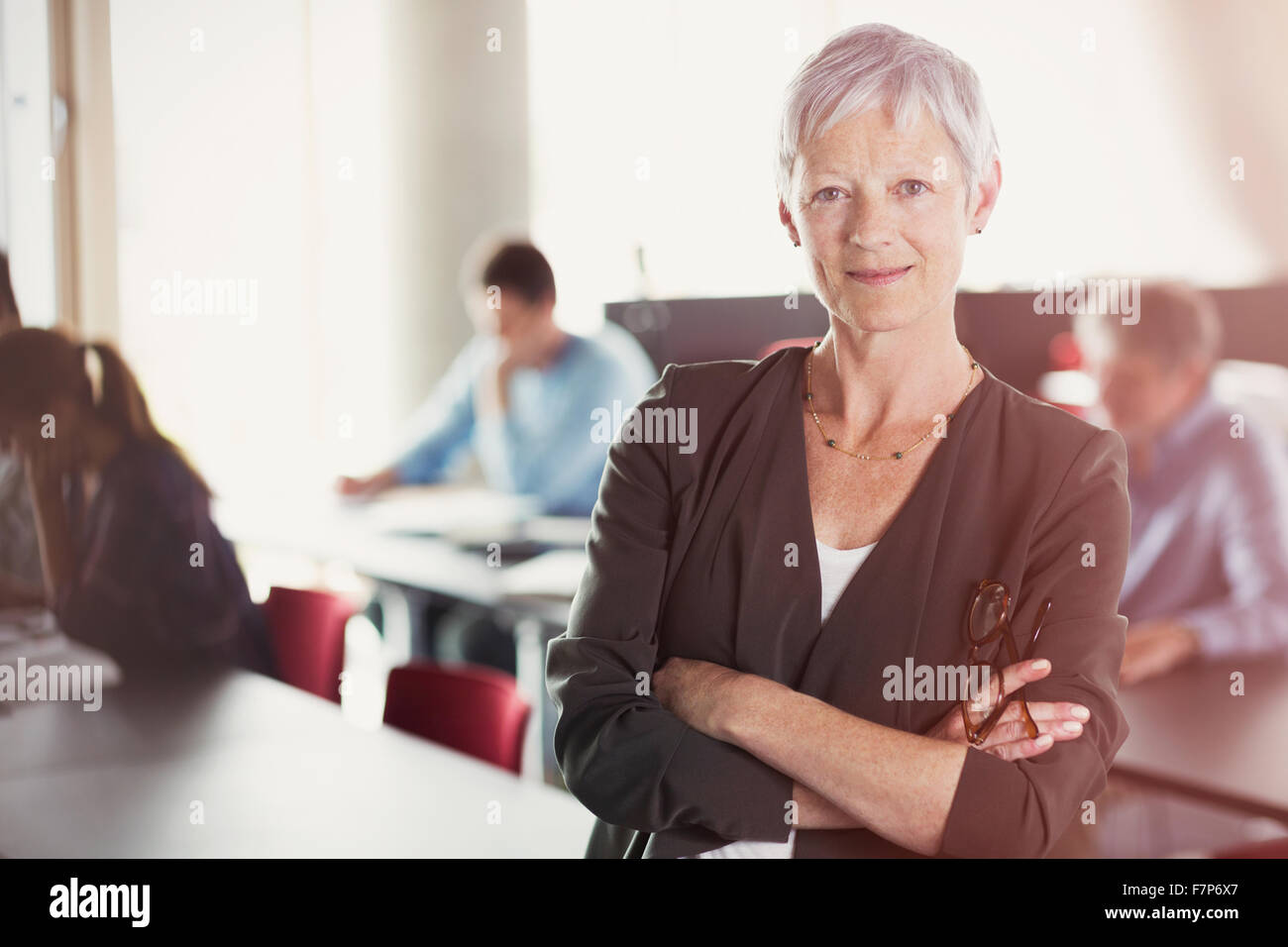 Ritratto di fiducia senior donna di educazione degli adulti classroom Foto Stock