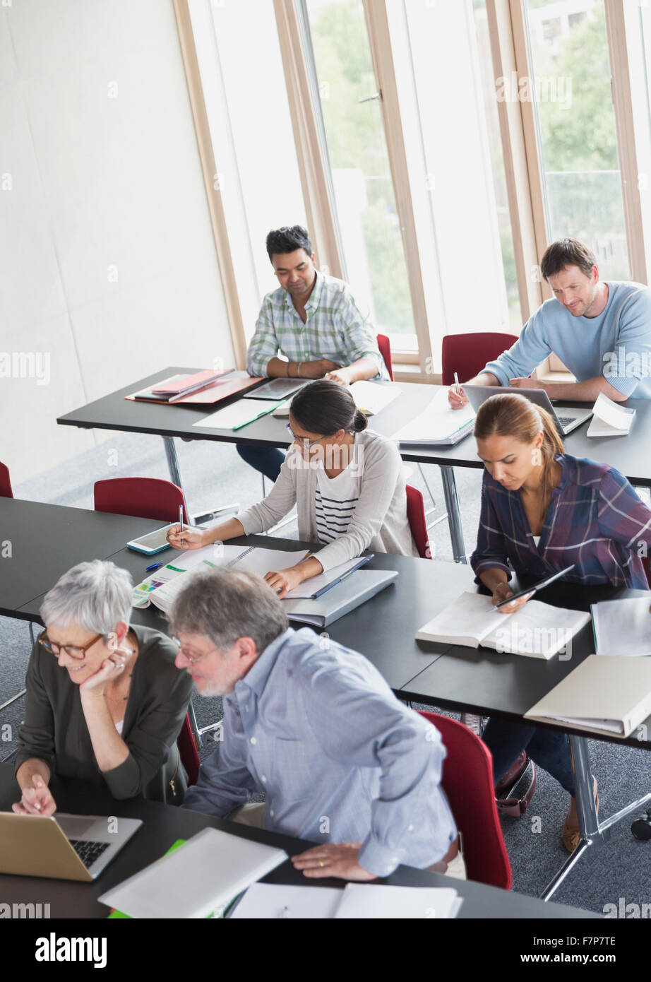 Gli studenti che studiano nel campo dell'educazione degli adulti classroom Foto Stock