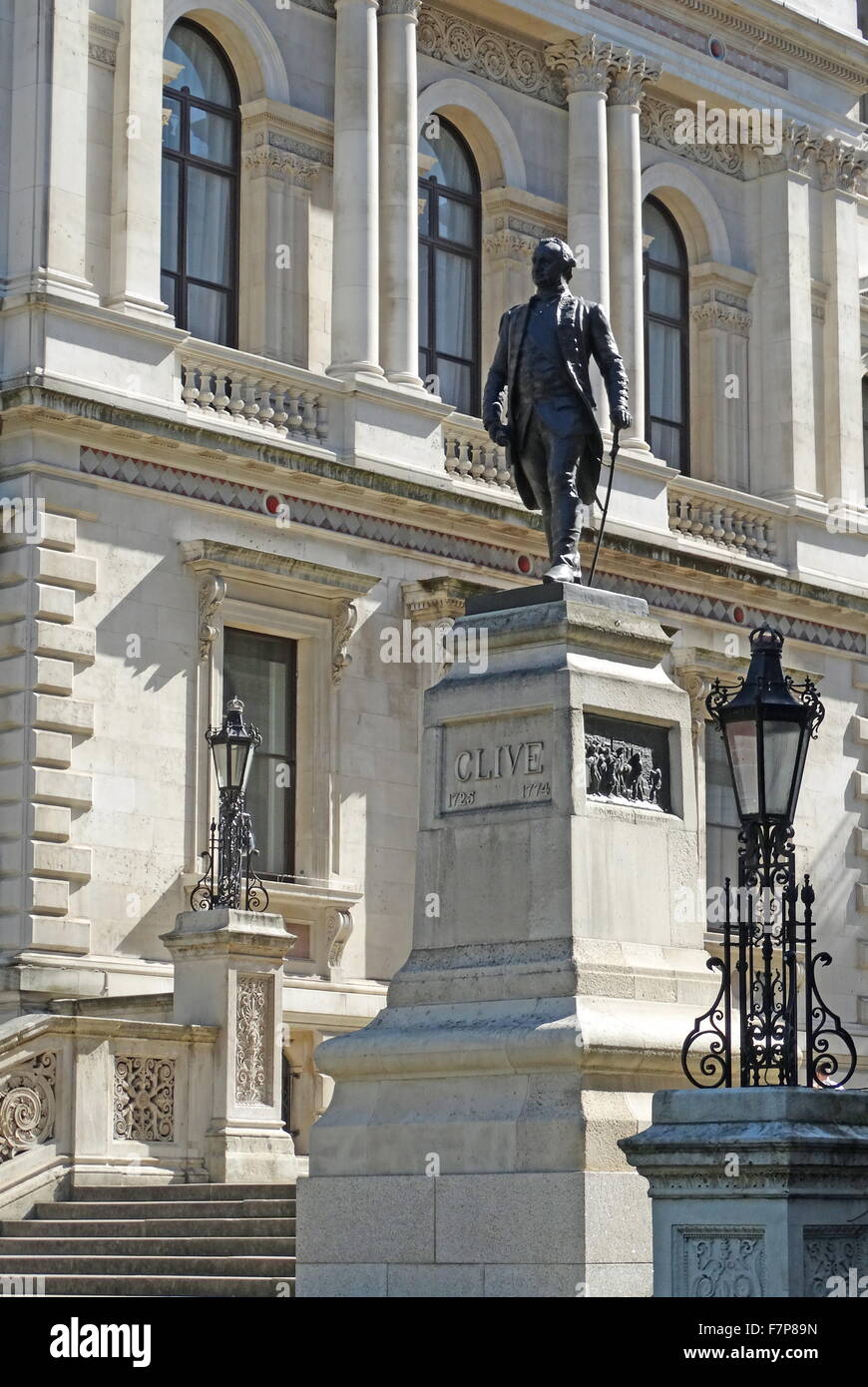 Statua di Robert Clive dall'esterno dell India Office (ora del Foreign and Commonwealth Office di Londra). La statua di Robert Clive, London è un Il Grade ii Listed outdoor scultura in bronzo di ufficiale militare Robert Clive, primo Baron Clive, noto anche come "Clive dell India' situato in King Charles Street, Whitehall, Londra.[1] Lo scultore fu Giovanni Tweed e la statua fu inaugurato nel 1912, fuori Gwydyr House, ed è stato spostato nella posizione attuale nel 1916 Foto Stock