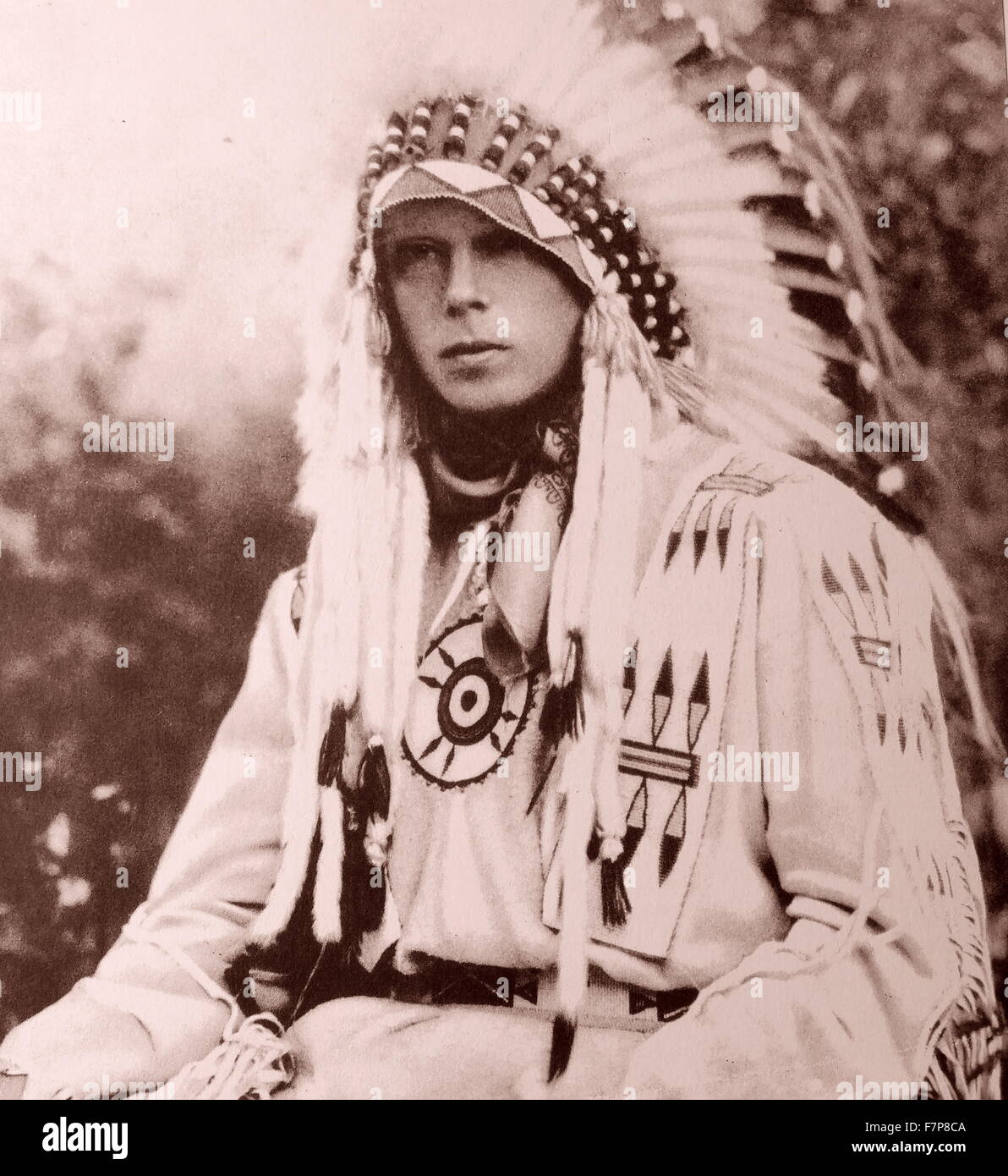 Edward VIII, Principe di Galles in Canada indossando un nativo di costume indiano. Foto Stock