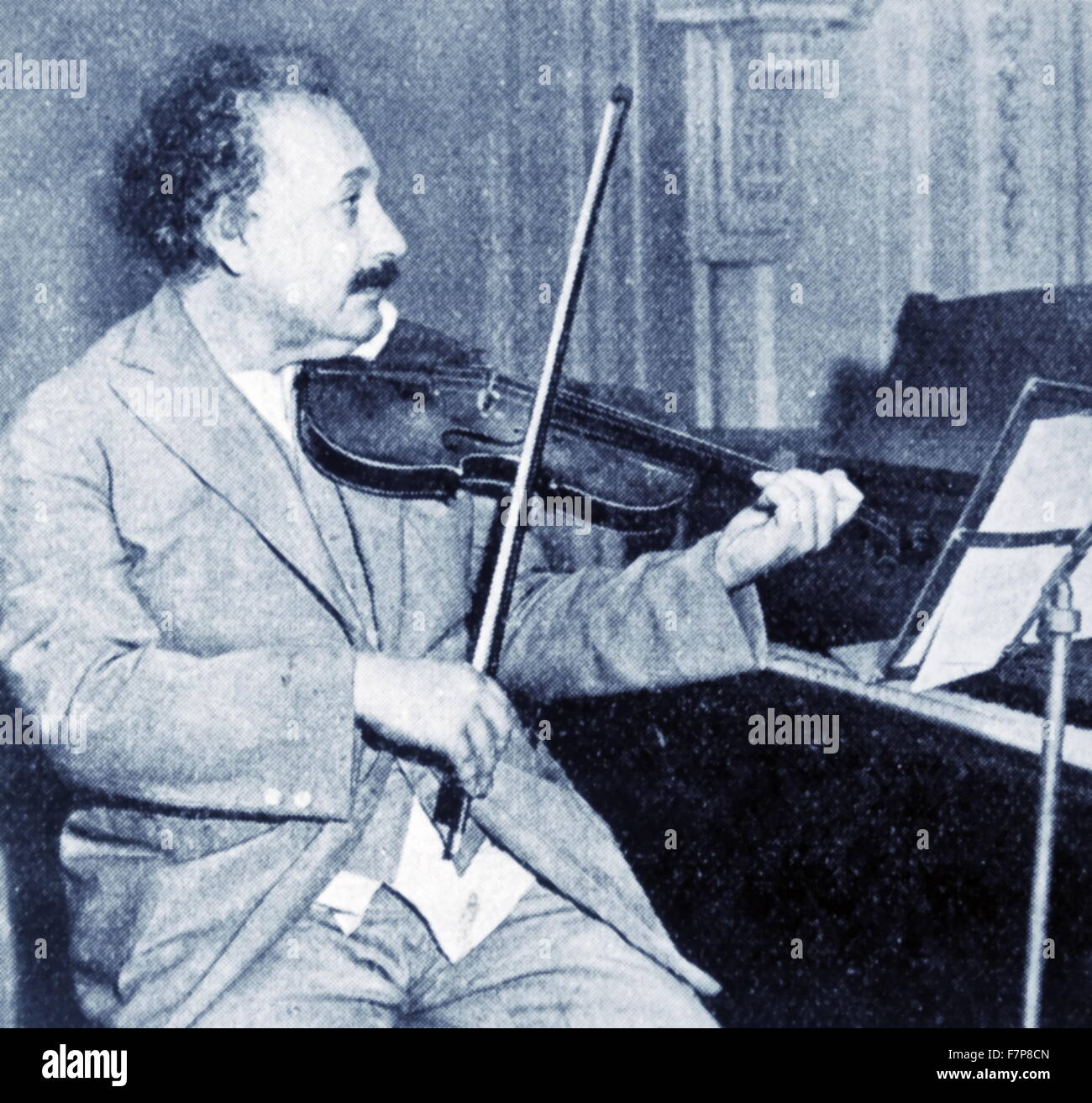 Il Professor Albert Einstein a giocare il suo violino. Foto Stock