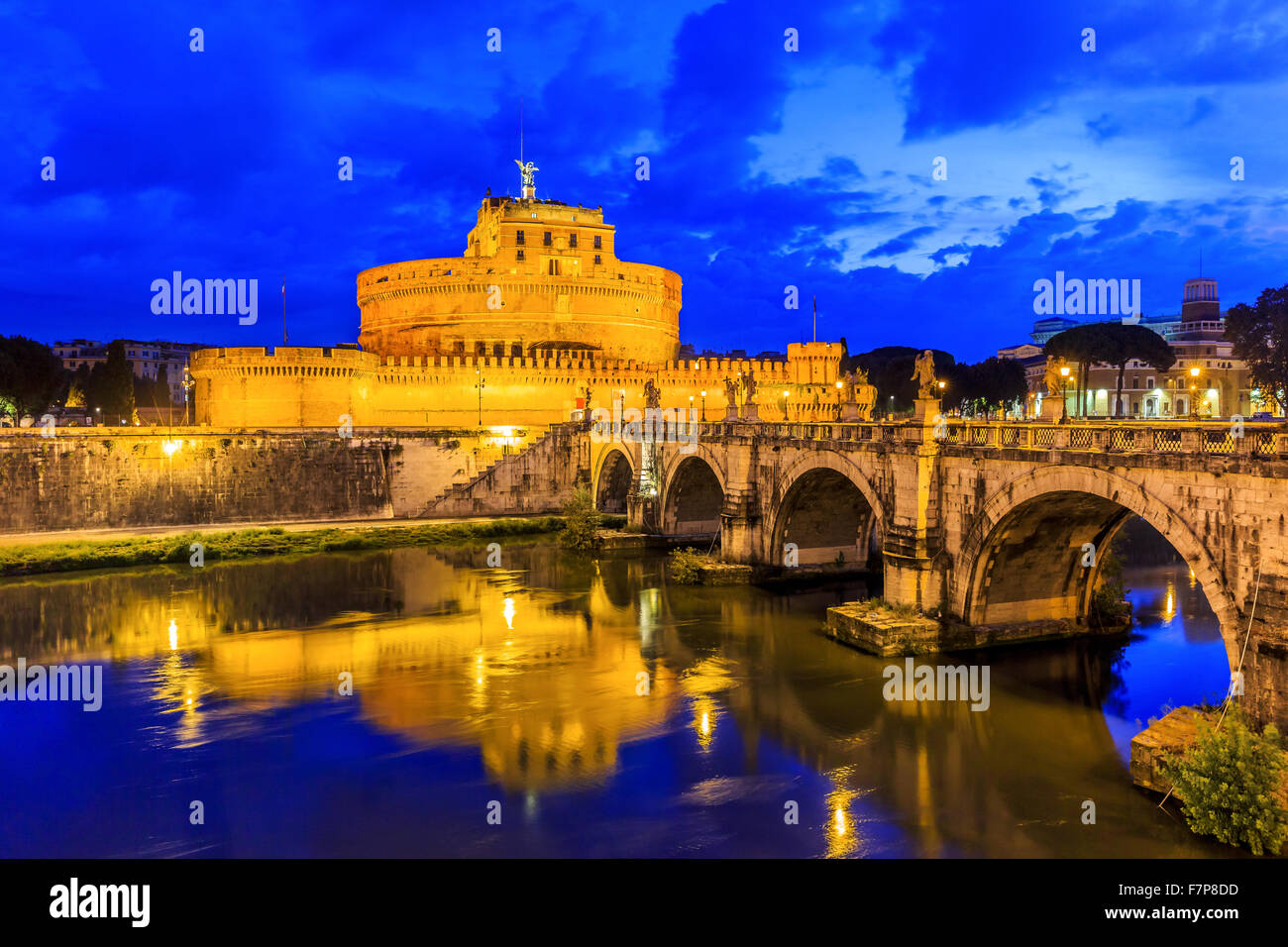Roma, Italia. Bridge, Castel Sant'Angelo e il fiume Tevere al crepuscolo. Foto Stock