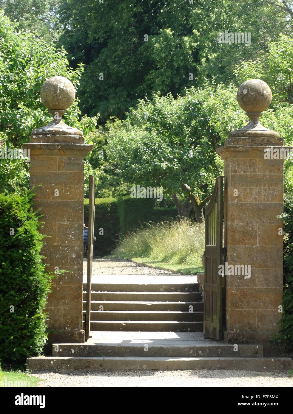 Pietra scale ornamentali in un giardino al Maniero Sulgrave il Tudor Inglese, casa ancestrale della Famiglia di George Washington (Ist PRESIDENTE DEGLI STATI UNITI D'AMERICA). La casa è stata costruita in circa 1540-60. Foto Stock