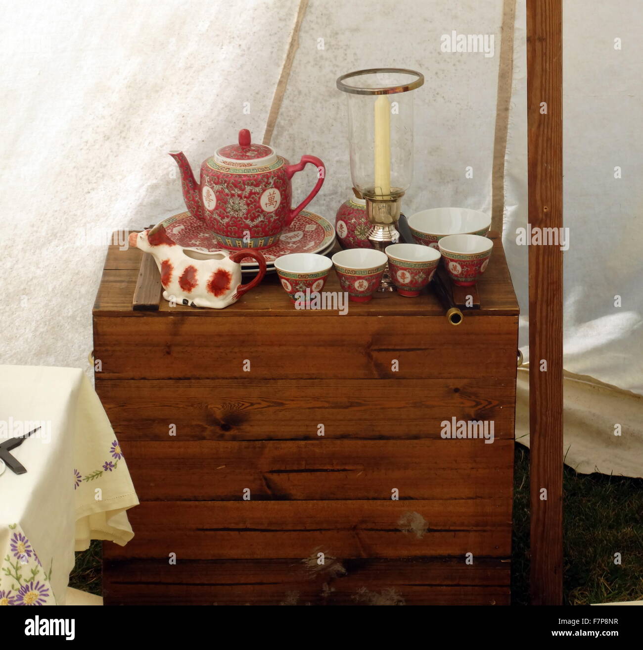 Xviii secolo esercito britannico ufficiali che viaggiano in stile cinese di stoviglie e di credenza (ricostruzione) Foto Stock