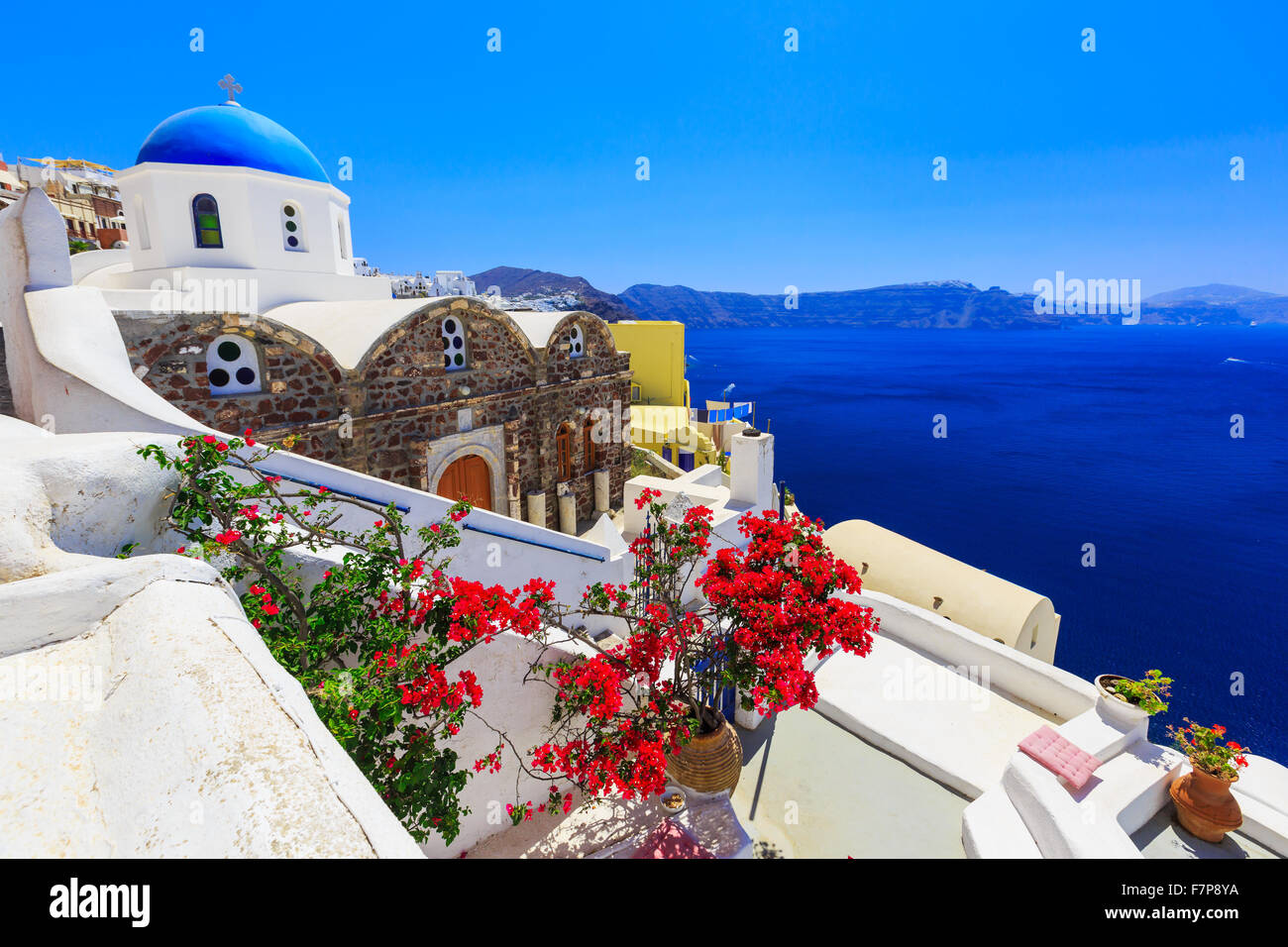 Paesaggio greco con la torre campanaria e fiori - Santorini Island, Grecia Foto Stock