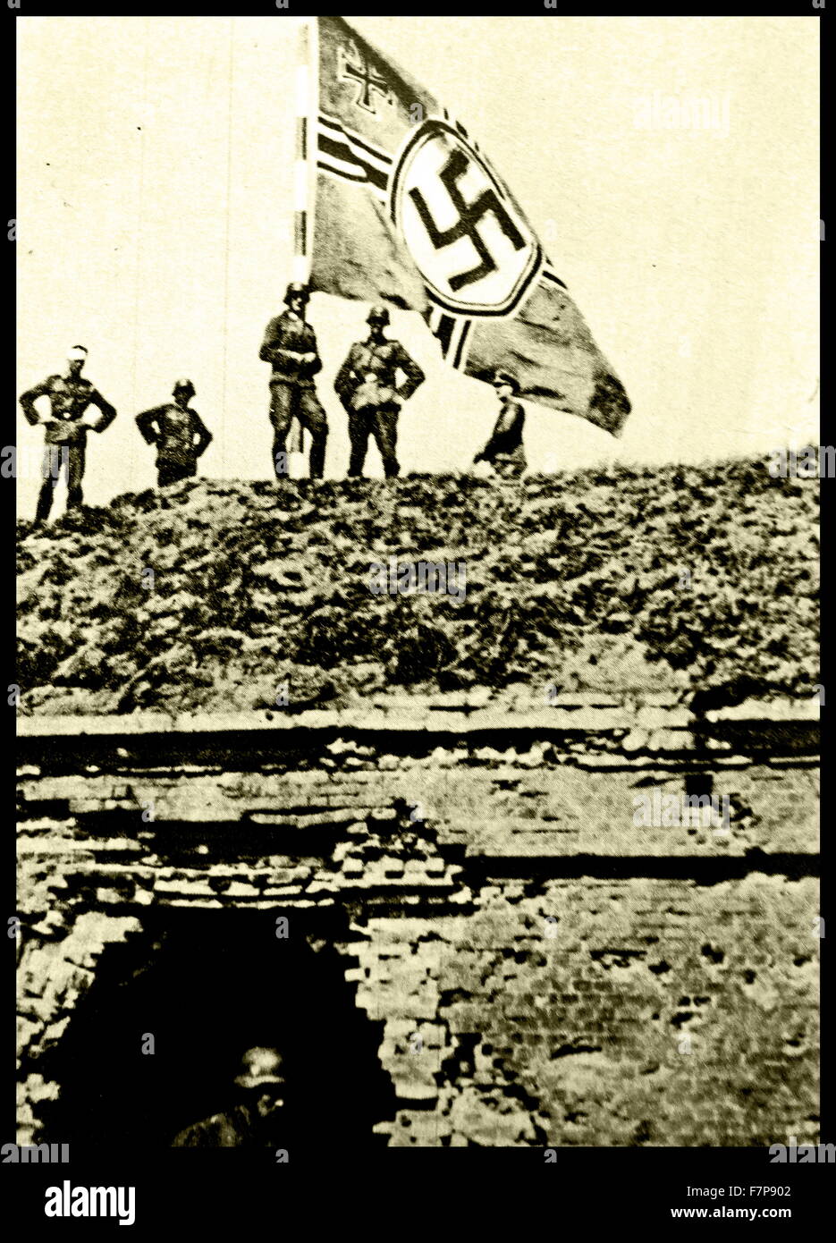 La battaglia di Westerplatte. I soldati tedeschi stand su una collina in Polonia battenti la bandiera nazista, presa poco dopo la prima invasione della Polonia nel 1939. Foto Stock