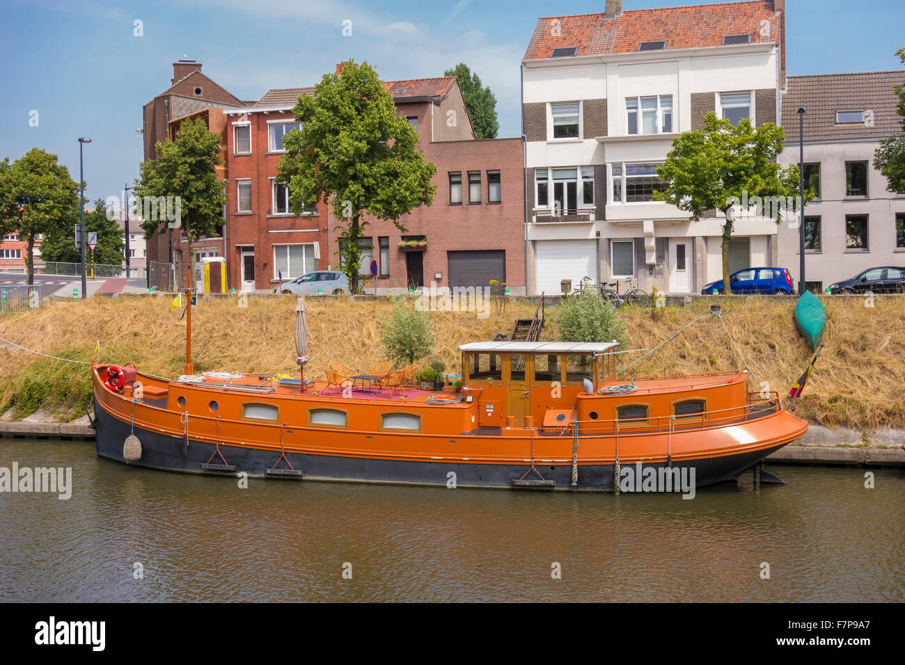 GHENT, Belgio - Imbarcazioni da fiume e l'alloggiamento. Foto Stock