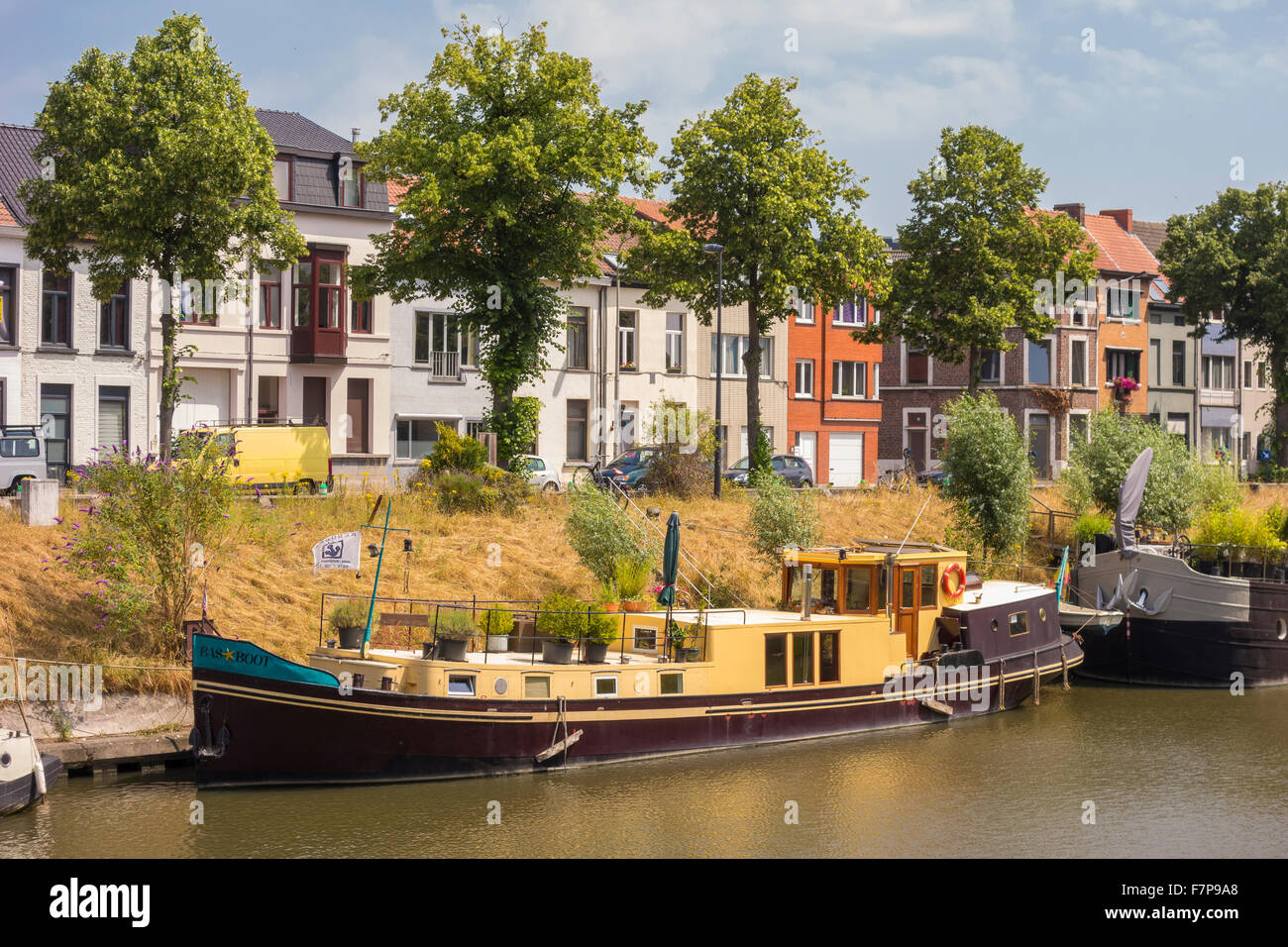 GHENT, Belgio - Imbarcazioni da fiume e l'alloggiamento. Foto Stock